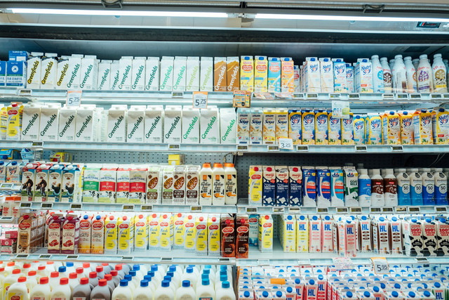 Ilustrasi minuman tinggi protein di indomaret - Sumber: unsplash.com/@chuttersnap