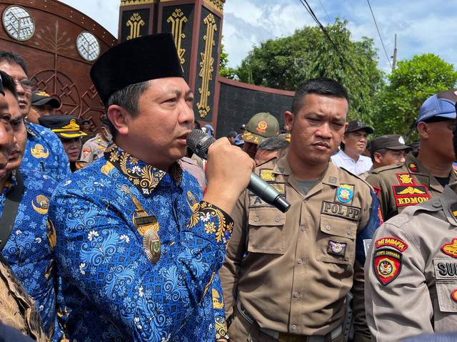 Sekda Kabupaten Lampung Tengah, Welly Adi Wantara, saat menandatangani surat pernyataan komitmen pemerintah daerah fasilitasi proses desa definitif di Way Terusan | Foto : Eka Febriani / Lampung Geh