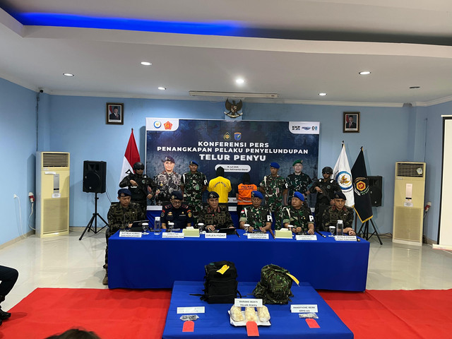 Konpers penangkapan pelaku penyelundupan telur penyu di Kantor PSDKP Pontianak. Foto: Rabiansyah/Hi!Pontianak.