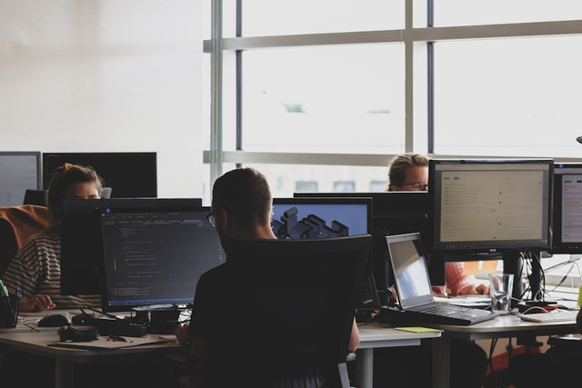 Apa itu Career Pivot? Foto hanya sebagai ilustrasi saja, bukan gambar sebenarnya. Sumber: Unsplash/Sigmund.