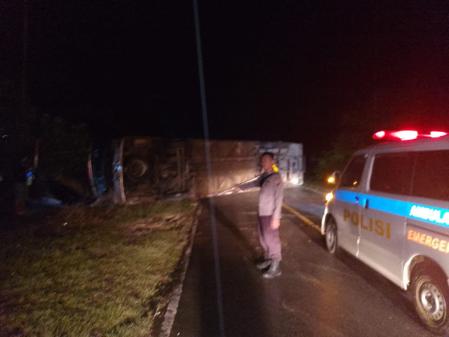 Bus TSM jurusan Pontianak-Melawi terguling di Jalan Sintang-Melawi Desa Bancoh Kecamatan Sungai Tebelian.(Foto: Dok Polsek Sungai Tebelian)