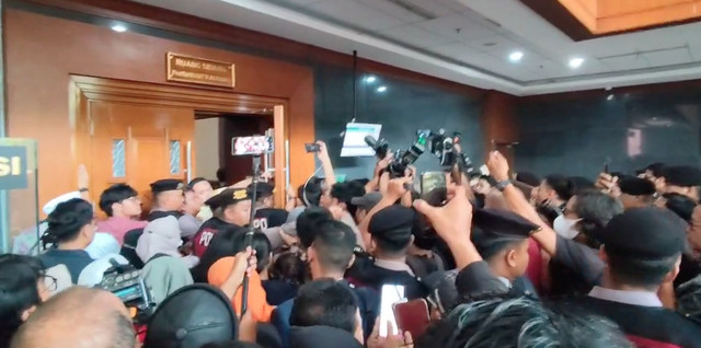Suasana di depan pintu masuk ruang sidang Tom Lembong, Jumat (18/7/2025). Dok: Jonathan/kumparan