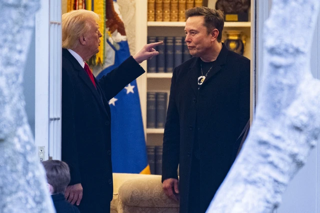 Elon Musk bersama Donald Trump. Foto: Roberto SCHMIDT/AFP - Kumparan