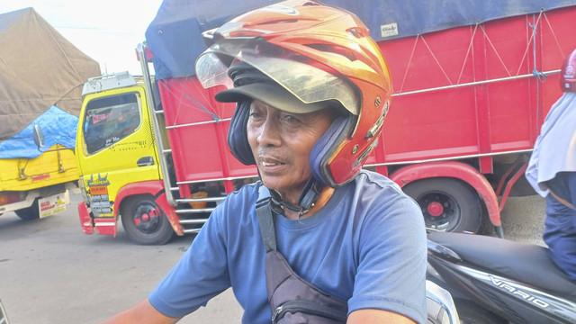 Tukang ojek konvensional saat kemacetan di Pelabuhan Ketapang, Banyuwang, Jawa Timur, Jumat (18/7/2025). Foto: kumparan