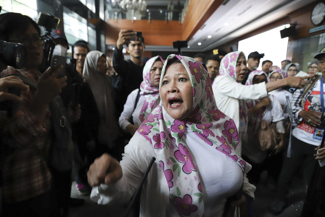 Emak-emak pendukung Tom Lembong saat sidang vonis di Pengadilan Tipikor Jakarta, Jumat (18/7/2025). Foto: Iqbal Firdaus/kumparan