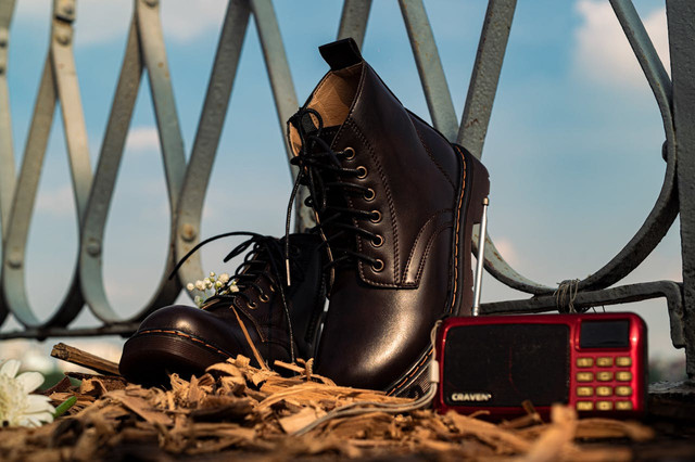 Ilustrasi untuk merek sepatu jadul 80an. Sumber: pexels.com/Dau Photograph