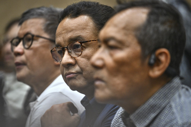 Mantan Gubernur DKI Jakarta Anies Baswedan bersama mantan Wakil Ketua KPK Thony Saut Situmorang dan akademisi Rocky Gerung menghadiri sidang vonis terdakwa kasus dugaan korupsi impor gula Tom Lembong di Pengadilan Tipikor, Jakarta, Jumat (18/7/2025). Foto: Bayu Pratama S/ANTARA FOTO