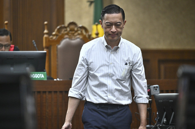 Terdakwa kasus dugaan korupsi impor gula, Thomas Trikasih Lembong atau Tom Lembong bersiap menjalani sidang pembacaan vonis di Pengadilan Tipikor, Jakarta, Jumat (18/7/2025).  Foto: Bayu Pratama S/ANTARA FOTO