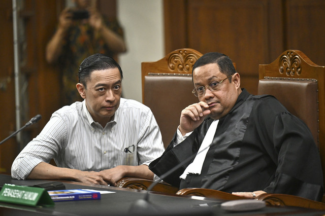 Terdakwa kasus dugaan korupsi impor gula, Thomas Trikasih Lembong atau Tom Lembong (tengah) memasuki ruangan untuk menjalani sidang pembacaan vonis di Pengadilan Tipikor, Jakarta, Jumat (18/7/2025). Foto: Bayu Pratama S/ANTARA FOTO