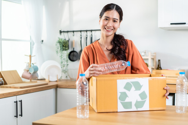 Ilustrasi mengajarkan nilai-nilai ramah lingkungan. Foto: Hananeko_Studio/Shutterstock