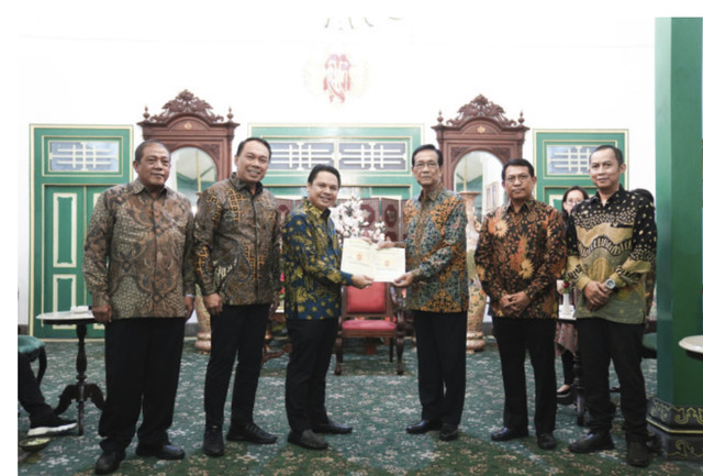 Ditjen Bina Marga Terima Serat Kekancingan dari Kasultanan Ngayogyakarta Sultan Hamengku Bawana Ka-10. Foto: Dok. Dirjen Bina Marga