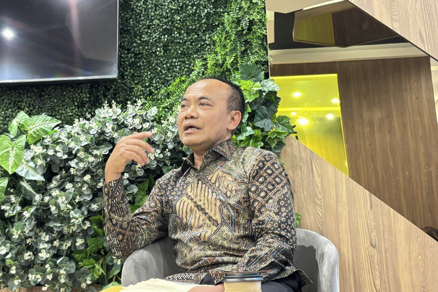 Sekretaris Kementerian Koordinator Bidang Perekonomian Susiwijono Moegiarso di Kantor Kemenko Perekonomian, Jumat (18/7/2025). Foto: Ave Airiza Gunanto/kumparan