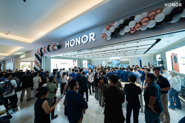 Suasana meriah Grand Opening HONOR Experience Store yang dipadati pengunjung untuk mencoba smartphone HONOR 400 yang dibekali fitur AI Google Veo 2 untuk generate image to video. Foto: Dok. HONOR Indonesia