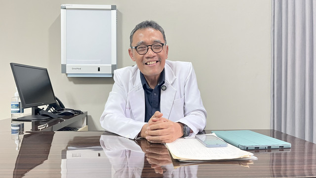 Antonius Wibowo, mahasiswa Fakultas Kedokteran Universitas Gadjah Mada (UGM) tahun 1981 pencipta Mars KKN UGM "Baktiku". Foto: Pandangan Jogja/Iqbaltwq