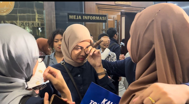 Pendukung Tom Lembong menangis usai mendengar vonis 4,5 tahun penjara untuk Tom Lembong di Pengadilan Tipikor Jakarta, Jumat (18/7/2025). Foto: Nasywa Athifah/kumparan
