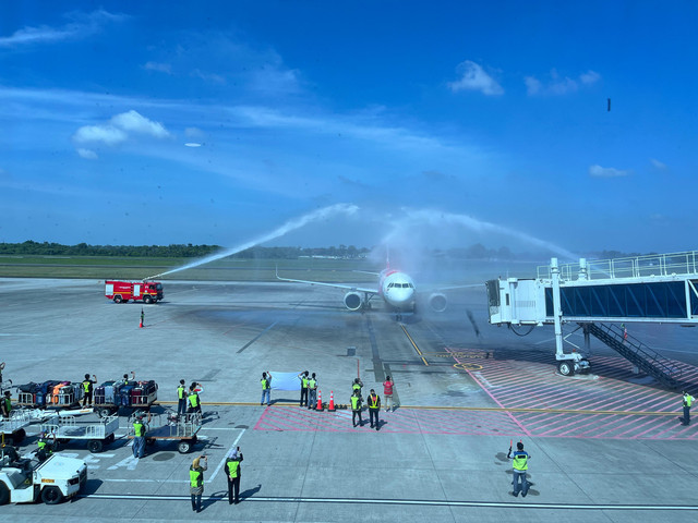 Penerbangan internasional dari Bandara Sultan Mahmud Badaruddin II (SMB II) Palembang menuju Kuala Lumpur, Malaysia, kembali dibuka oleh maskapai AirAsia. Foto : Dok. Humas Pemprov Sumsel