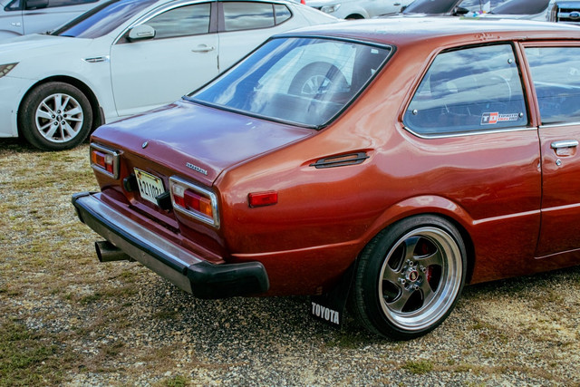 Ilustrasi Mobil Klasik Corolla. Foto: Unsplash/ Enmanuel Abreu Quezada.