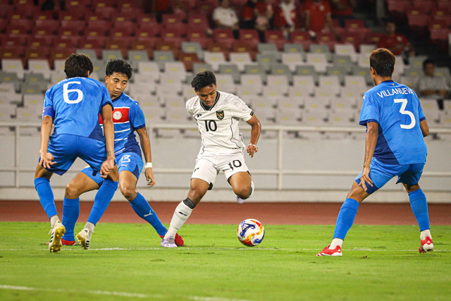 Pemain Timnas Indonesia U-23, Arkhan Fikri (10) berusaha menembus pertahanan timnas Filipina dalam matchday kedua Grup B Piala AFF U-23 2025 di Stadion Utama GBK, Jakarta, pada Jumat (18/7). Foto: Iqbal Firdaus/kumparan