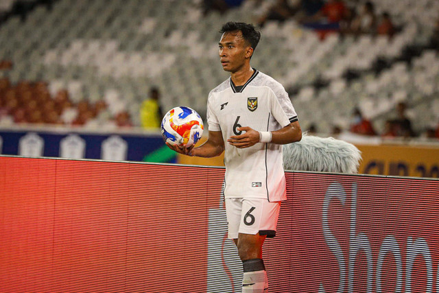 Pemain Timnas Indonesia U-23 Robi Darwis (6) saat menghadapi timnas Filipina dalam matchday kedua Grup B Piala AFF U-23 2025 di Stadion Utama GBK, Jakarta, pada Jumat (18/7). Foto: Iqbal Firdaus/kumparan