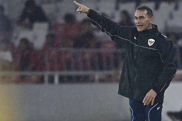 Pelatih Timnas U-23 Indonesia Gerald Mervin Vanenburg memberikan instruksi kepada pemainnya saat bertanding melawan Timnas U-23 Filipina pada penyisihan Grup A Piala AFF U-23 2025 di Stadion Utama Gelora Bung Karno (SUGBK), Senayan, Jakarta, Jumat. Foto: ANTARA FOTO/Muhammad Adimaja