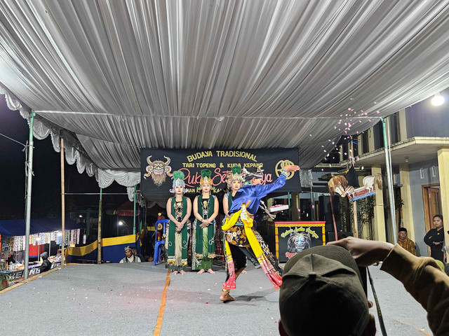 Pembukaan pertunjukkan tari topeng dan kuda kepang dengan melemparkan bunga mawar ke panggung. Dok: Meirinda Dyah Anugrah