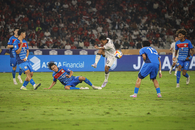 Pemain timnas Indonesia U-23, Arkhan Fikri (10) berusaha melewati pertahanan timnas Filipina dalam laga penyisihan Grup A Piala AFF U-23 2025 di Stadion Utama Gelora Bung Karno (SUGBK), Senayan, Jakarta, Jumat (18/7/2025). Foto: Iqbal Firdaus/kumparan