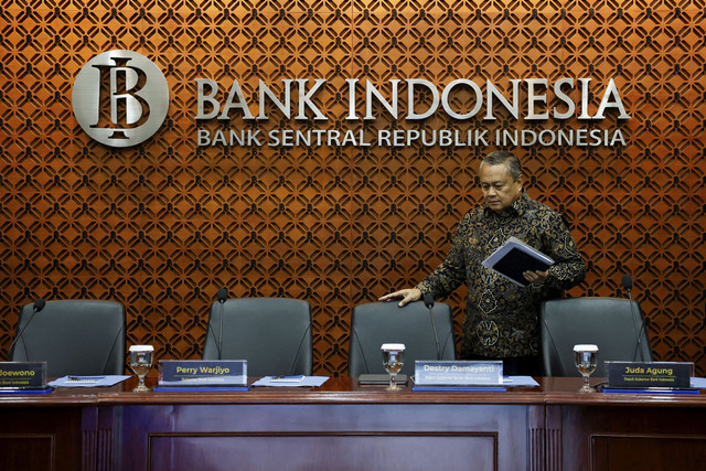 Gubernur Bank Indonesa Perry Warjiyo bersiap menjawab pertanyaan wartawan saat Konferensi Pers Hasil Rapat Dewan Gubernur di Gedung Thamrin Bank Indonesia, Jakarta, Rabu (15/1/2025). Foto: Willy Kurniawan/Reuters