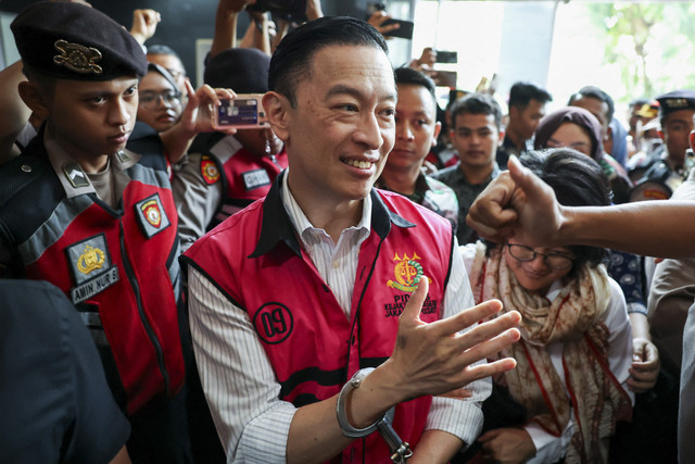 Terdakwa kasus dugaan korupsi impor gula Thomas Trikasih Lembong atau Tom Lembong memasuki ruangan untuk mengikuti sidang vonis di Pengadilan Tipikor, Jakarta, Jumat (18/7/2025). Foto: Ajeng Dinar Ulfiana/Reuters