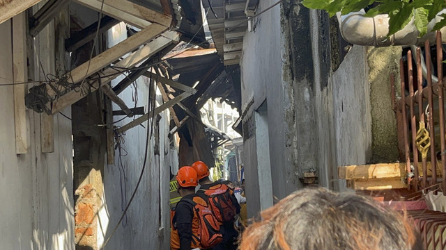 TKP kebakaran di Jalan kutilang, Bukit Duri, Tebet, Jakarta Selatan, Sabtu (19/7/2025). Foto: Rayyan Farhansyah/kumparan