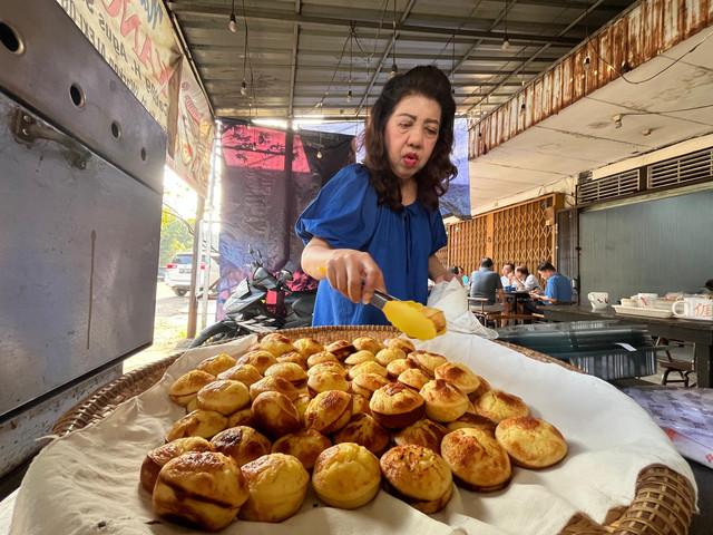 Khouw Khiok Miang merupakan penjual kue Ambun di kawasan Jalan Siam Pontianak. Foto: Rabiansyah/Hi!Pontianak