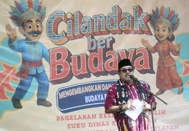 Wakil Gubernur DKI Jakarta Rano Karno memberikan sambutannya saat membuka Festival Cilandak Berbudaya di Lebak Bulus, Jakarta, Sabtu (19/7/2025). Foto: Muhammad Iqbal/ANTARA FOTO
