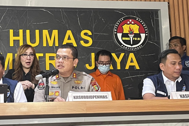 Tersangka Insial HOC Kasus Pornografi dan Pencabulan Anak di Bawah Umur saat Konferensi Pers di Polda Metro Jaya, Sabtu (19/7/2025). Foto: Rayyan Farhansyah/kumparan