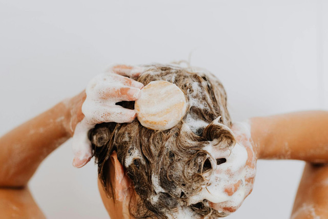 Ilustrasi 2 shampo Makarizo non SLS. Sumber: Pexels/Photo By: Kaboompics.com