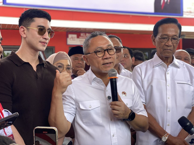Dari kiri: Anggota DPR RI, Verrel Bramasta; Menko Bidang Pangan RI, Zulkifli Hasan,  Gubernur DIY, Sultan HB X, saat meninjau Koperasi Desa Merah Putih di Sinduadi, Sleman, Sabtu (19/7). Foto: Pandangan Jogja/Resti Damayanti