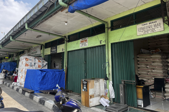 Suasana toko-toko yang terpantau tutup di Pasar Induk Beras Cipinang (PIBC) Jakarta Timur, Sabtu (19/7/2025). Foto: Widya Islamiati/kumparan