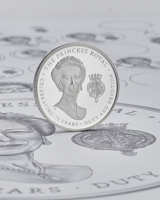 Uang logam pecahan £5 yang dirilis Inggris untuk Putri Anne dari Kerajaan Inggris. Foto: Instagram @royalmintuk