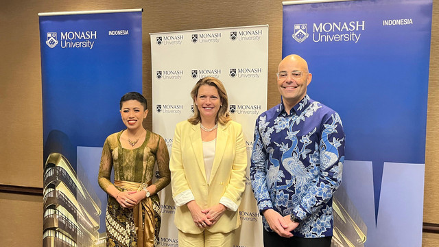 Vice-Chancellor & President of Monash University Sharon Pickering (tengah), Pro Vice-Chancellor & President of Monash Indonesia Matthew Nicholson (kanan) dan Chief Operations Officer Monash Indonesia Tantia Dian, usai konfrensi press di jakarta. Foto: Nasywa Athifah/kumparan