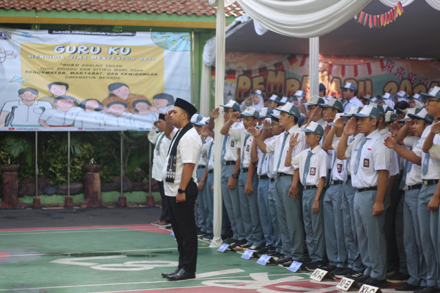 Upacara bendera sebagai salah satu upaya sekolah menanamkan nilai-nilai karakter cinta tanah air. Sumber: Dokumentasi Pribadi 