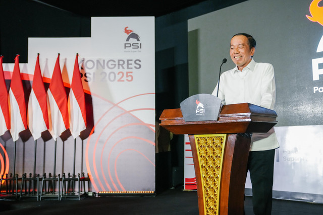 presiden ke-7 Joko Widodo memberikan sambutan pada acara pemilihan raya PSI di Gedung Graha Saba Buana, Kota Surakarta, Sabtu (19/7/2025). Foto: Dok. PSI