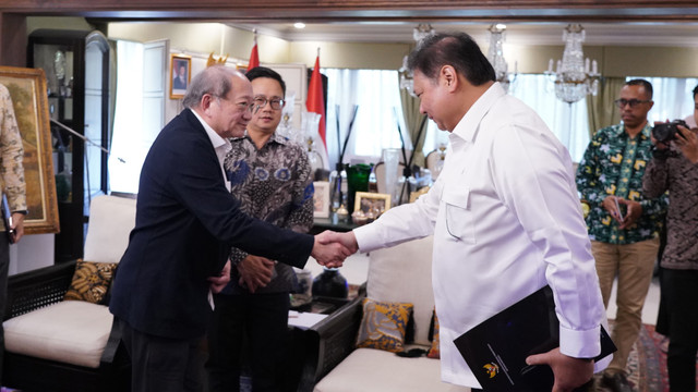 Menteri Koordinator Bidang Perekonomian Airlangga Hartarto menerima kunjungan Chairman of Singtel dan Temasek Board Members Lee Theng Kiat pada Jumat (18/7/2025). Foto: Dok. Kemenko Ekonomi