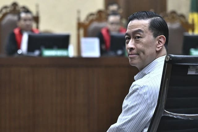 Terdakwa kasus dugaan korupsi impor gula, Thomas Trikasih Lembong atau Tom Lembong menengok ke arah pengunjung saat dimulainya sidang pembacaan vonis di Pengadilan Tipikor, Jakarta, Jumat (18/7/2025). Foto: Bayu Pratama S/ANTARA FOTO