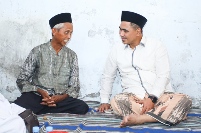 Wakil Gubernur Jawa Tengah, Taj Yasin Maimoen (Gus Yasin) (kanan) berbicara dengan Zuhdi, guru madrasah diniyyah di Kabupaten Demak, yang didenda Rp 25 juta oleh ortu siswa, menyusul mencuatnya insiden penamparan murid oleh yang bersangkutan.  Foto: Dok Pemprov Jateng