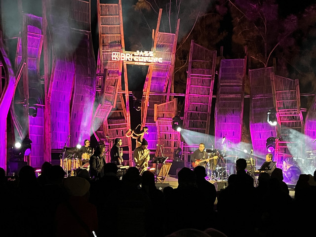 Penampilan Karimata saat tampil di Jazz Gunung Bromo di Amfiteater Jiwa Jawa Resort, Sabtu (19/7). Foto: Ela Nurlaela/kumparan