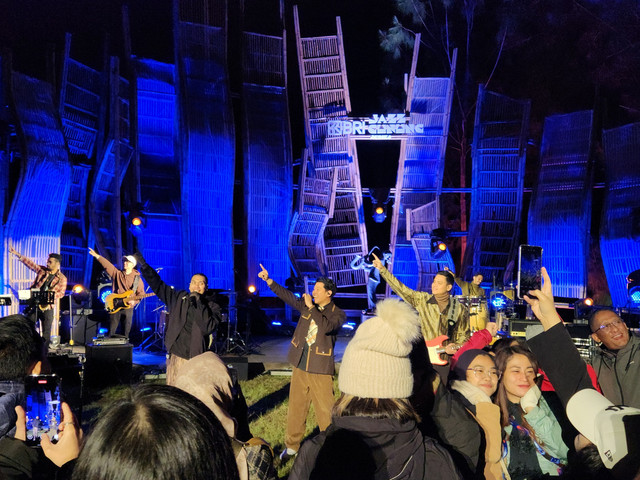 Penampilan RAN saat di festival musik Jazz Gunung Bromo Series 1 yang digelar di Amfiteater Jawa Jiwa Restort pada Sabru (19/7). Dok: Ela Nurlaela/kumparan