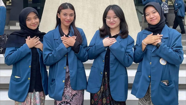 Empat mahasiswa Fakultas Psikologi (FPsi) Universitas Airlangga (Unair) Aqila Syahira, Sofia Rahma, Berliana Shafira, dan Azizah Fitri Syariefah.