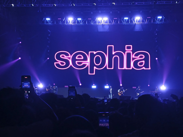 Pennampilan grup band Sheila On 7 yang menjadi penutup rangkaian konser SKYAVENUE 2025 di Istora Senayan Jakarta, Sabtu (19/7/2025). Foto: Vincentius Mario/kumparan