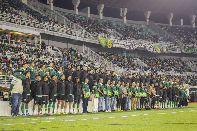 Pemain dan ofisial tim Persebaya Surabaya diperkenalkan kepada penonton saat peluncuran tim Persebaya Surabaya di Stadion Gelora Bung Tomo, Surabaya, Jawa Timur, Sabtu (19/7/2025). Foto: Rizal Hanafi/ANTARA FOTO
