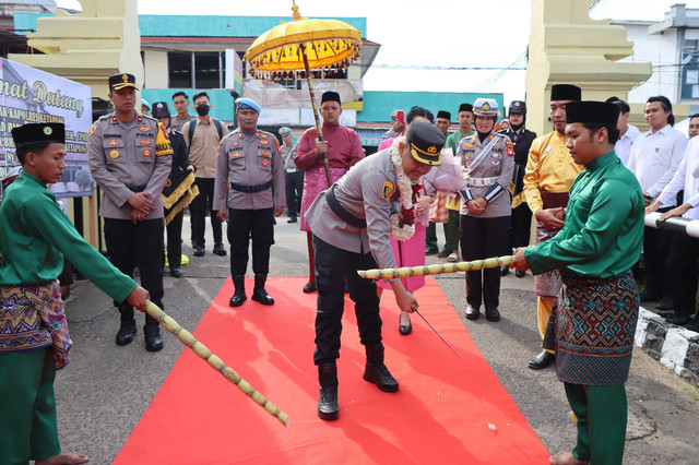 AKBP Muhammad Harris memotong bambu saat akan memasuki Mapolres Ketapang. Foto: Dok. Polres Ketapang