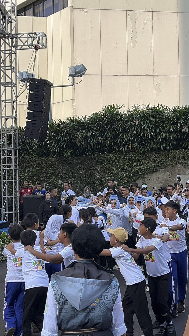 Ibu Wapres Gibran Rakabuming Raka, Selvi Ananda bermain ular naga bersama Menteri Pemberdayaan Perempuan dan Perlindungan Anak (PPPA) Arifatul Choiri dan Istri Menteri Dalam Negeri Tito Karnavian, Tri Suwasti di CFD, Minggu (20/7/2025). Foto: Haya Syahira/kumparan