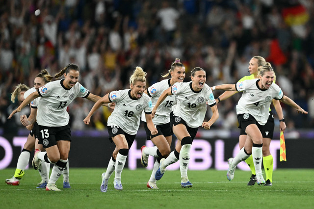 Timnas Wanita Jerman berhasil melaju ke semifinal Euro Wanita 2025 usai mengalahkan Prancis lewat adu penalti di St. Jakob-Park, Basel, Swiss, pada Minggu (20/7) dini hari WIB. Foto: Sebastien Bozon/AFP